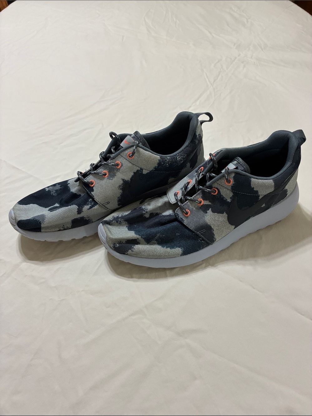Women’s Nike RosheRun Camo Print Sneaker Shoes (Navy/Lavender)